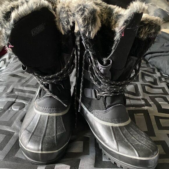 KHOMBU Black boot with faux fur to keep you feet warm for those cold days - Picture 8 of 12